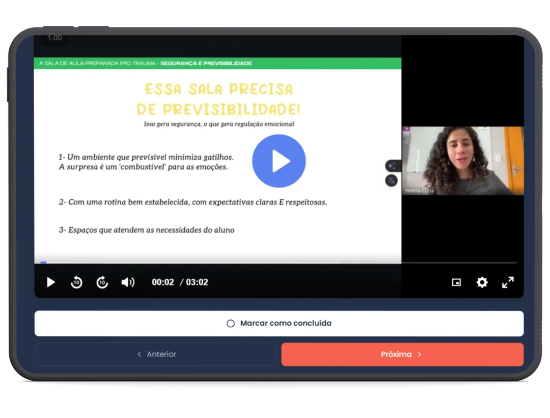 Área de membros do Workshop aberta em um tablet, com Hena explicando o conteúdo